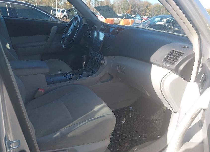 Photo 5 of 2010 Toyota Highlander BASE V6 (VIN 5TDZK3EH8AS010422)