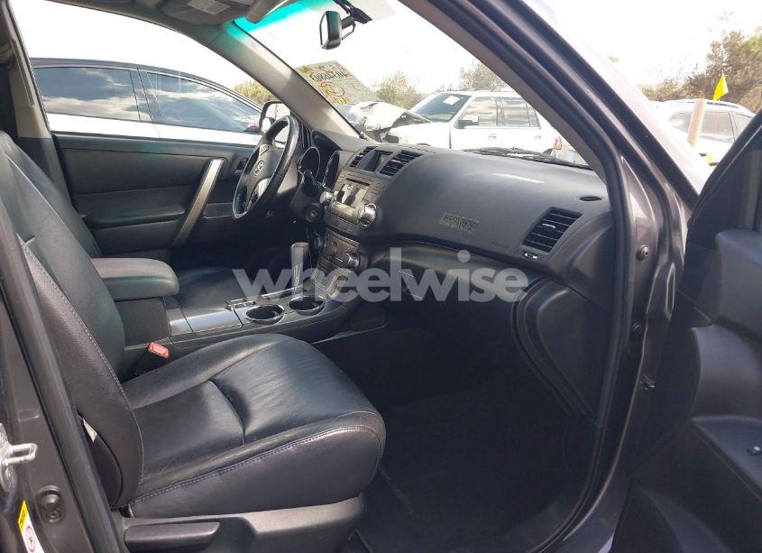 Photo 5 of 2012 Toyota Highlander SE V6 (VIN 5TDZK3EH8CS072714)