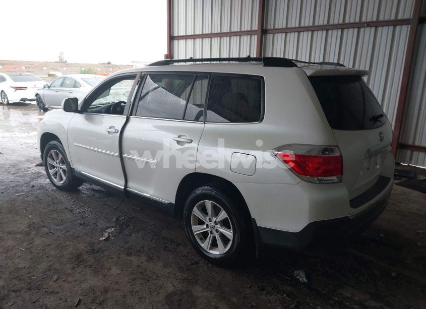 Photo 3 of 2013 Toyota Highlander SE V6 (VIN 5TDZK3EH8DS132427)