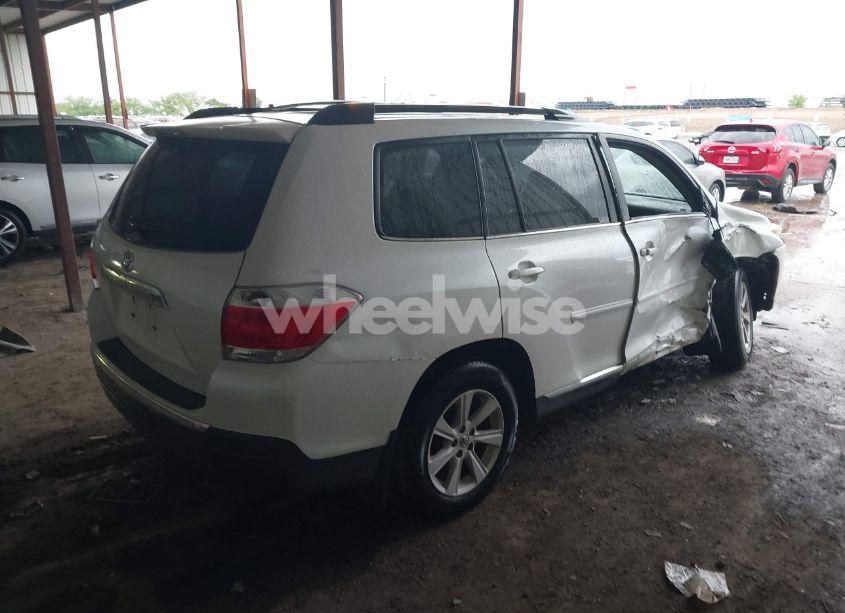 Photo 4 of 2013 Toyota Highlander SE V6 (VIN 5TDZK3EH8DS132427)