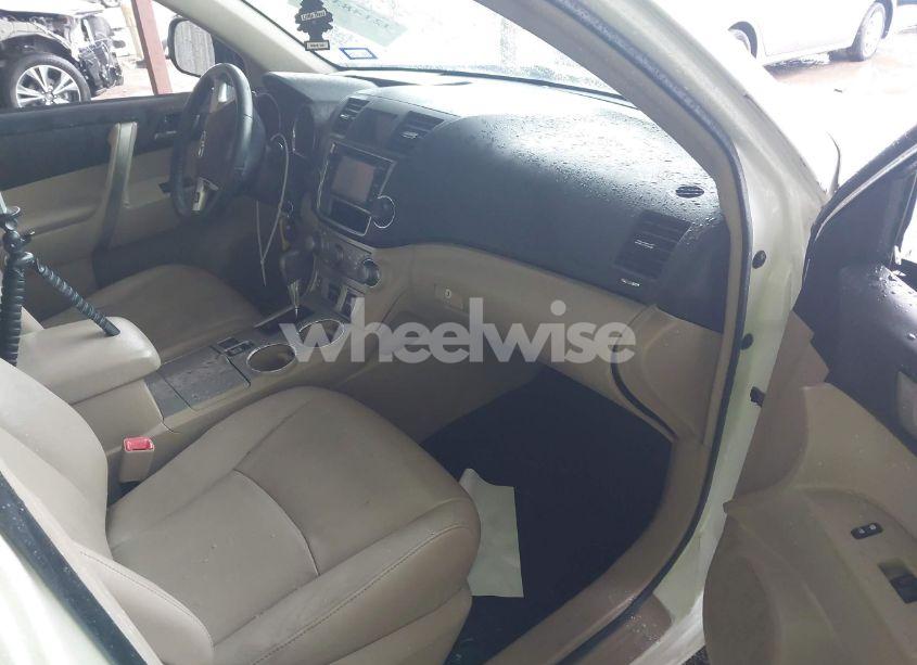 Photo 5 of 2013 Toyota Highlander SE V6 (VIN 5TDZK3EH8DS132427)