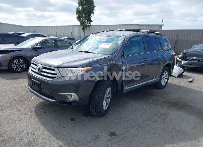Photo 2 of 2013 Toyota Highlander BASE PLUS V6 (VIN 5TDZK3EH8DS142438)