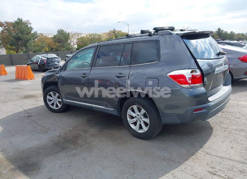 Photo 3 of 2013 Toyota Highlander BASE PLUS V6 (VIN 5TDZK3EH8DS142438)