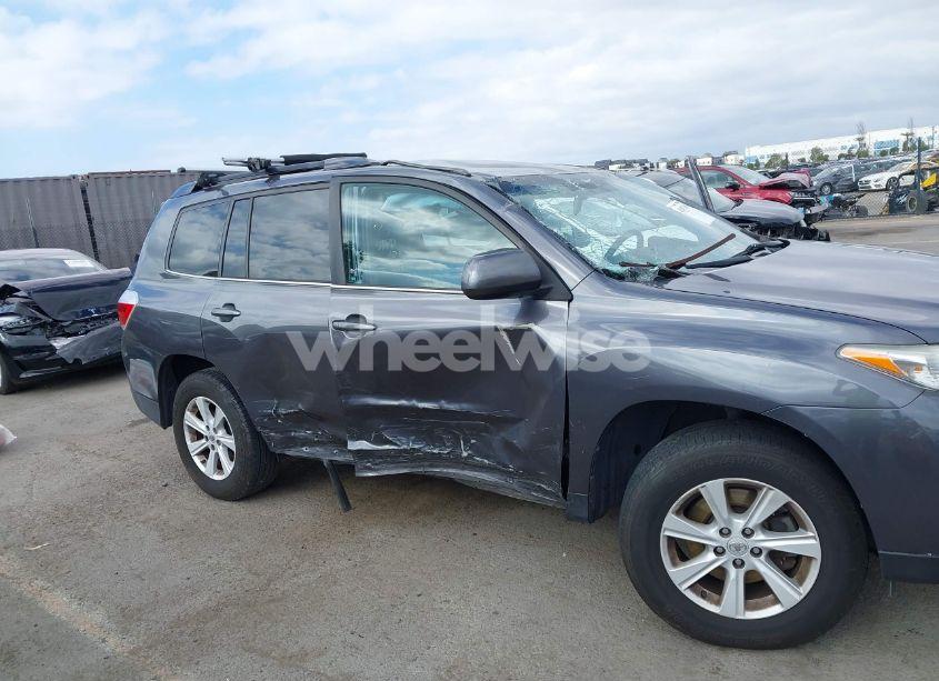 Photo 6 of 2013 Toyota Highlander BASE PLUS V6 (VIN 5TDZK3EH8DS142438)