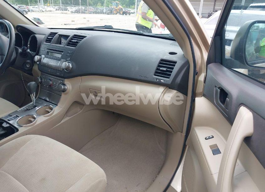 Photo 5 of 2010 Toyota Highlander BASE V6 (VIN 5TDZK3EH9AS018030)