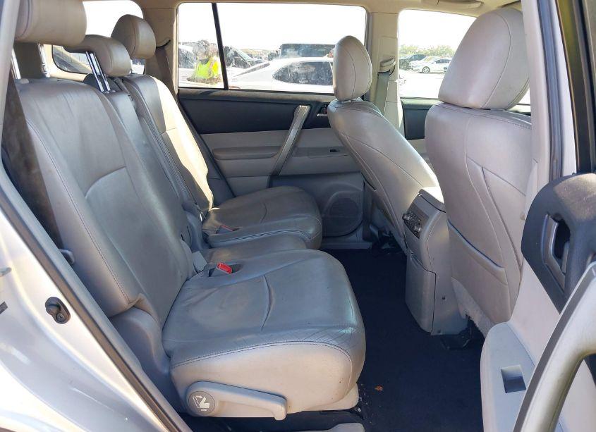 Photo 8 of 2013 Toyota Highlander SE V6 (VIN 5TDZK3EH9DS127432)