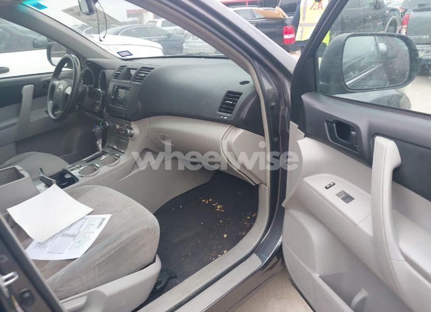 Photo 5 of 2011 Toyota Highlander BASE V6 (VIN 5TDZK3EHXBS034190)