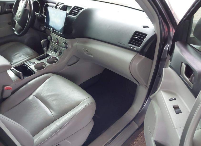 Photo 5 of 2011 Toyota Highlander SE V6 (VIN 5TDZK3EHXBS047389)