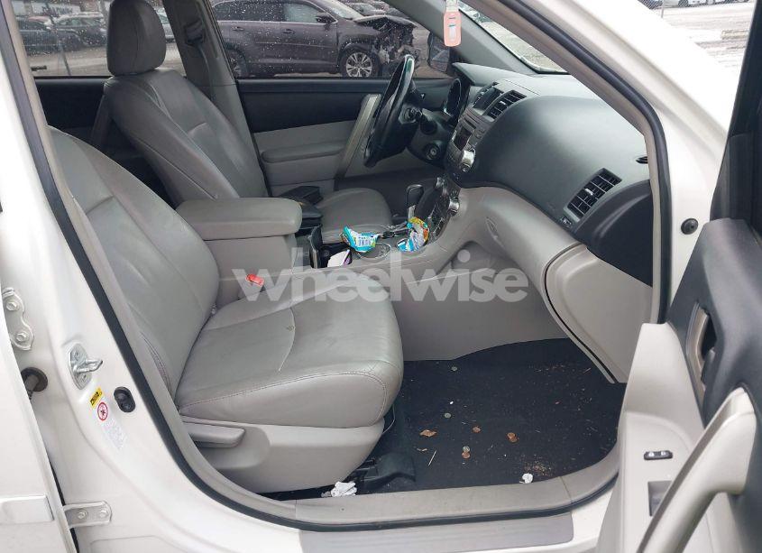 Photo 5 of 2011 Toyota Highlander SE V6 (VIN 5TDZK3EHXBS048607)