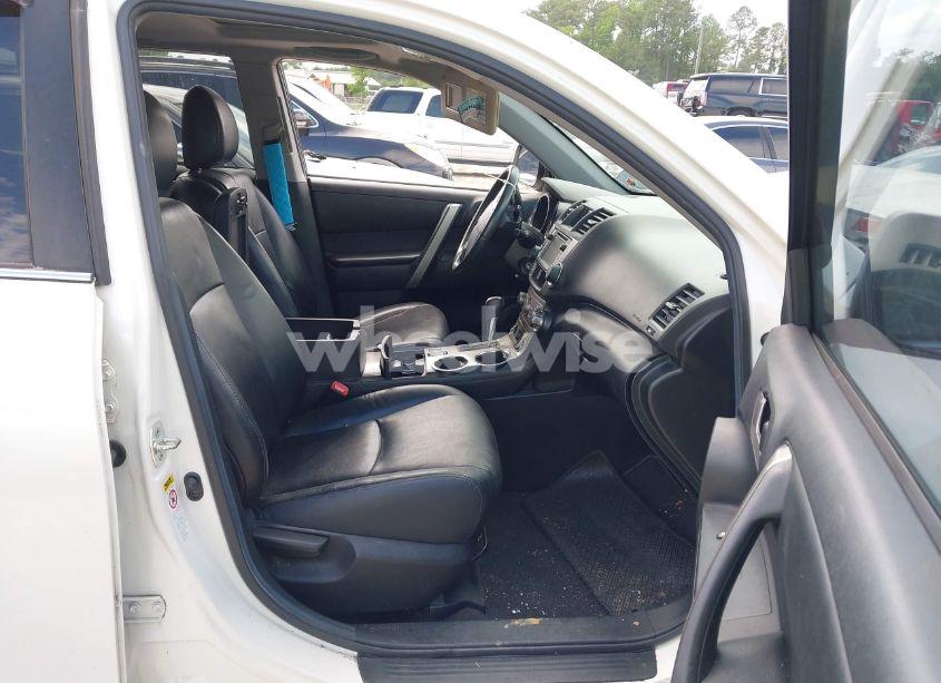 Photo 5 of 2013 Toyota Highlander SE V6 (VIN 5TDZK3EHXDS092478)