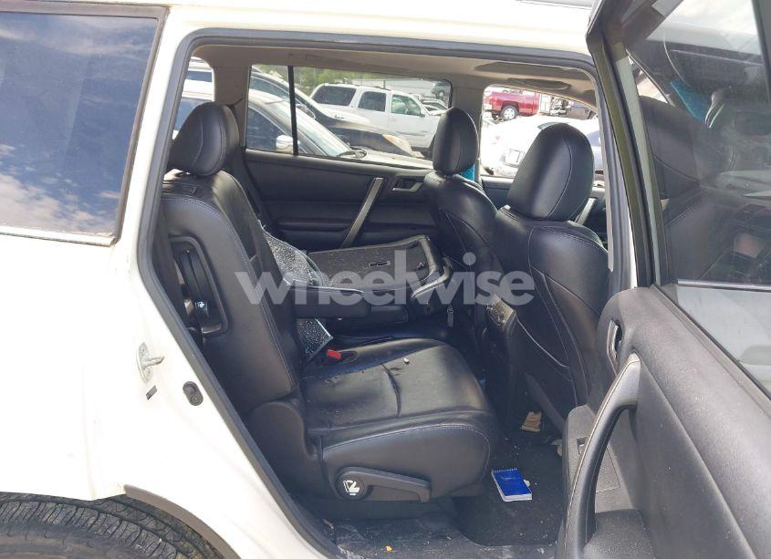 Photo 8 of 2013 Toyota Highlander SE V6 (VIN 5TDZK3EHXDS092478)