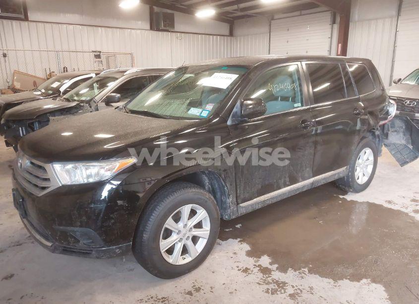 Photo 2 of 2013 Toyota Highlander BASE V6 (VIN 5TDZK3EHXDS105133)