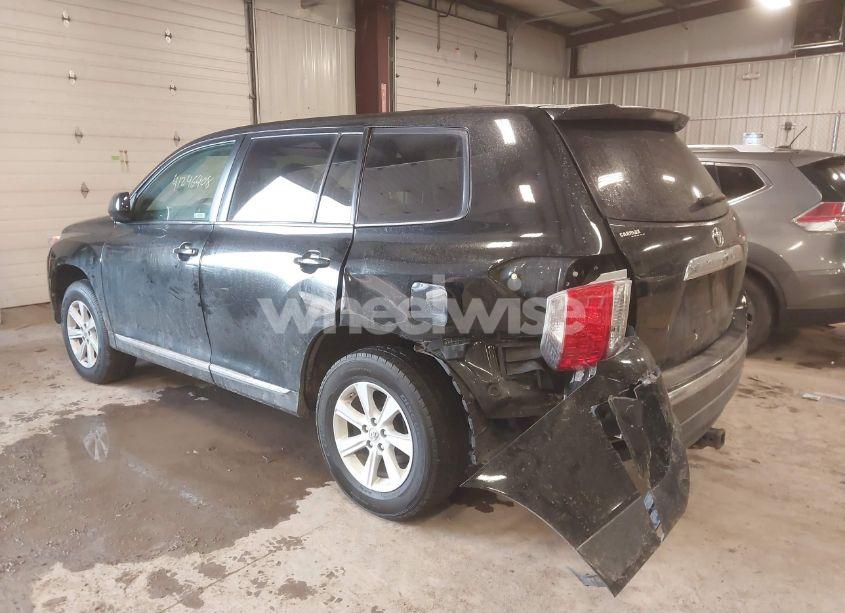 Photo 3 of 2013 Toyota Highlander BASE V6 (VIN 5TDZK3EHXDS105133)