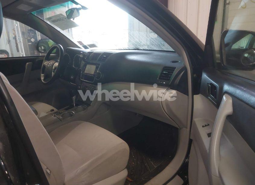 Photo 5 of 2013 Toyota Highlander BASE V6 (VIN 5TDZK3EHXDS105133)