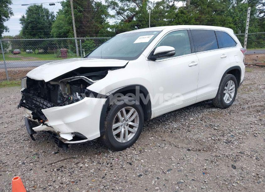 Photo 2 of 2015 Toyota Highlander LE V6 (VIN 5TDZKRFH0FS063060)