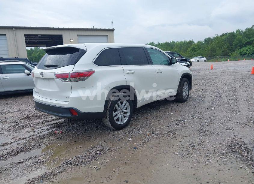 Photo 4 of 2015 Toyota Highlander LE V6 (VIN 5TDZKRFH0FS063060)