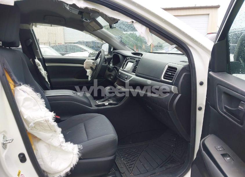 Photo 5 of 2015 Toyota Highlander LE V6 (VIN 5TDZKRFH0FS063060)