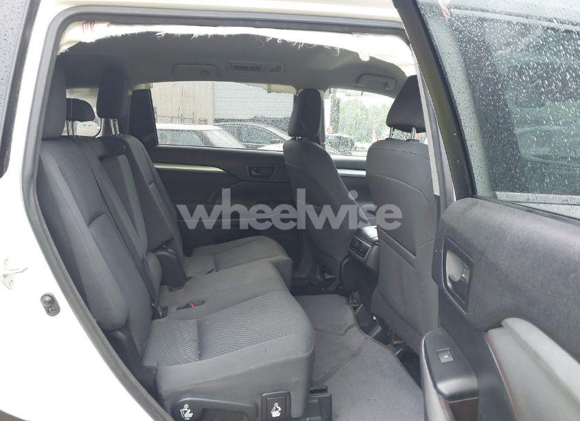 Photo 8 of 2015 Toyota Highlander LE V6 (VIN 5TDZKRFH0FS063060)