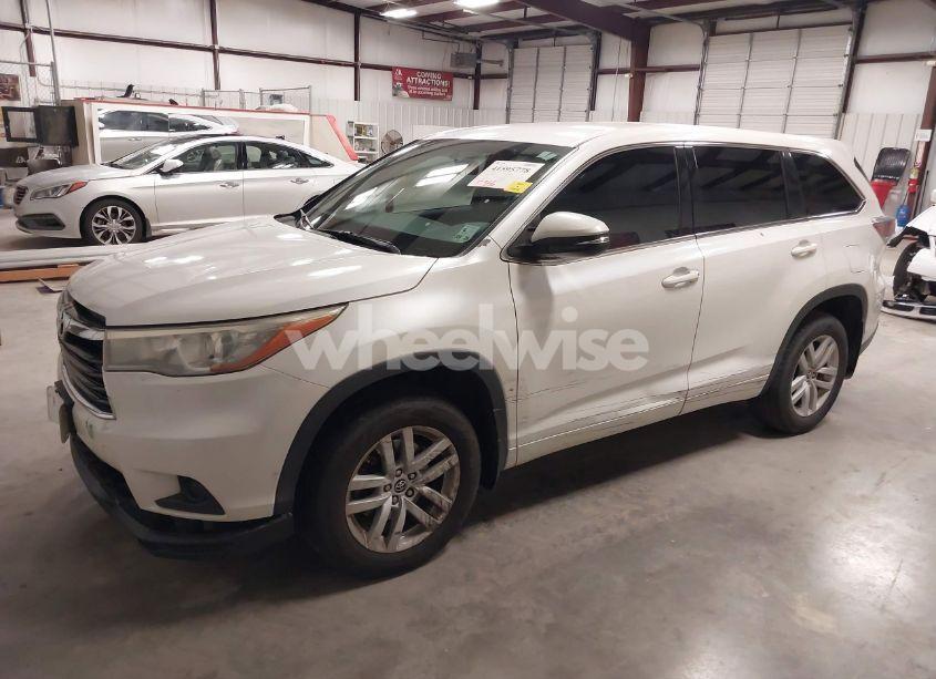 Photo 2 of 2016 Toyota Highlander LE V6 (VIN 5TDZKRFH0GS130743)