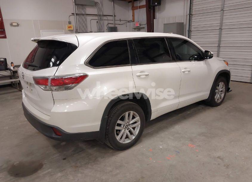 Photo 4 of 2016 Toyota Highlander LE V6 (VIN 5TDZKRFH0GS130743)