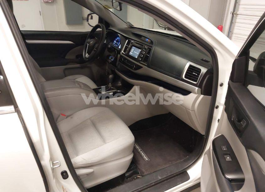 Photo 5 of 2016 Toyota Highlander LE V6 (VIN 5TDZKRFH0GS130743)