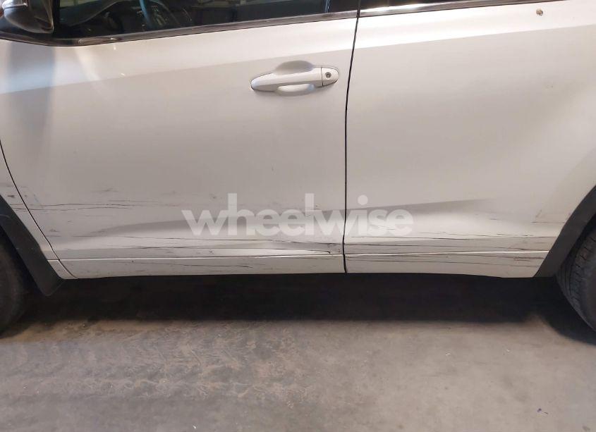 Photo 6 of 2016 Toyota Highlander LE V6 (VIN 5TDZKRFH0GS130743)