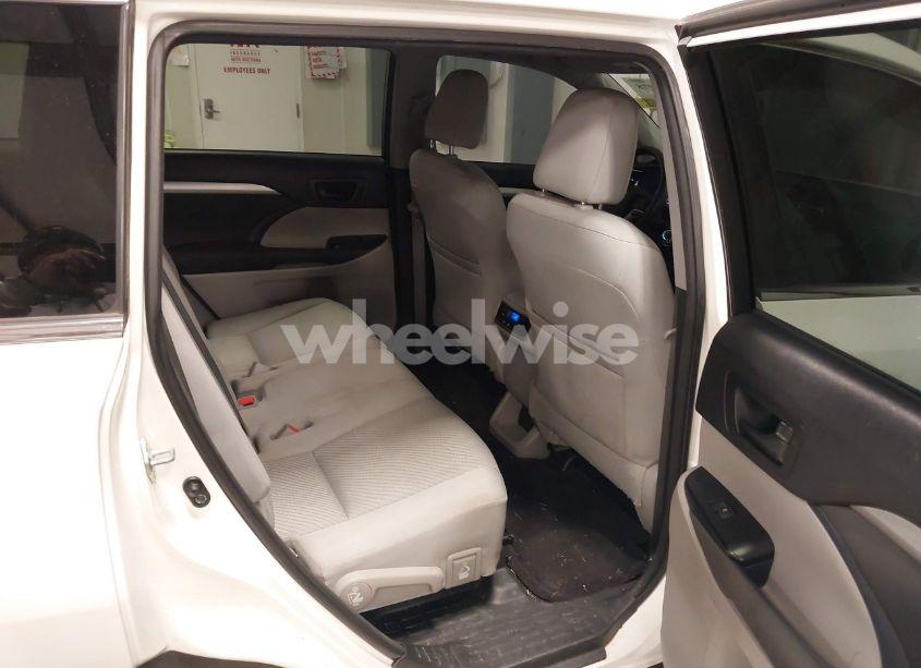 Photo 8 of 2016 Toyota Highlander LE V6 (VIN 5TDZKRFH0GS130743)