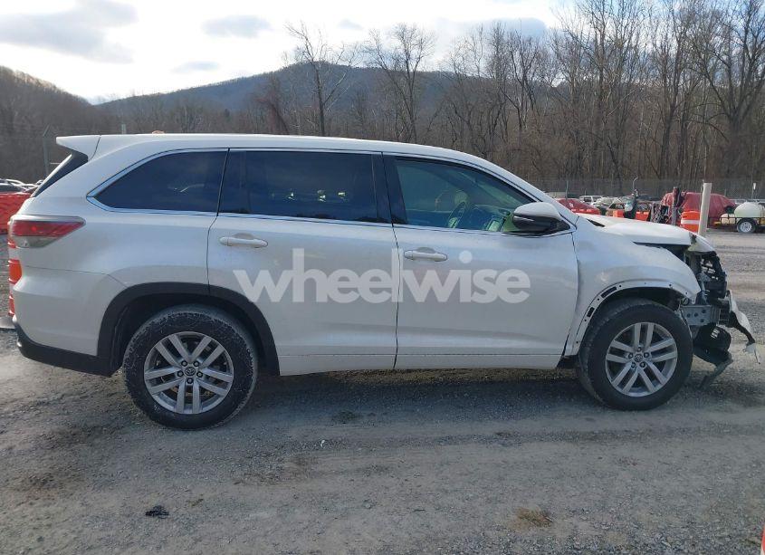 Photo 13 of 2016 Toyota Highlander LE V6 (VIN 5TDZKRFH0GS154945)