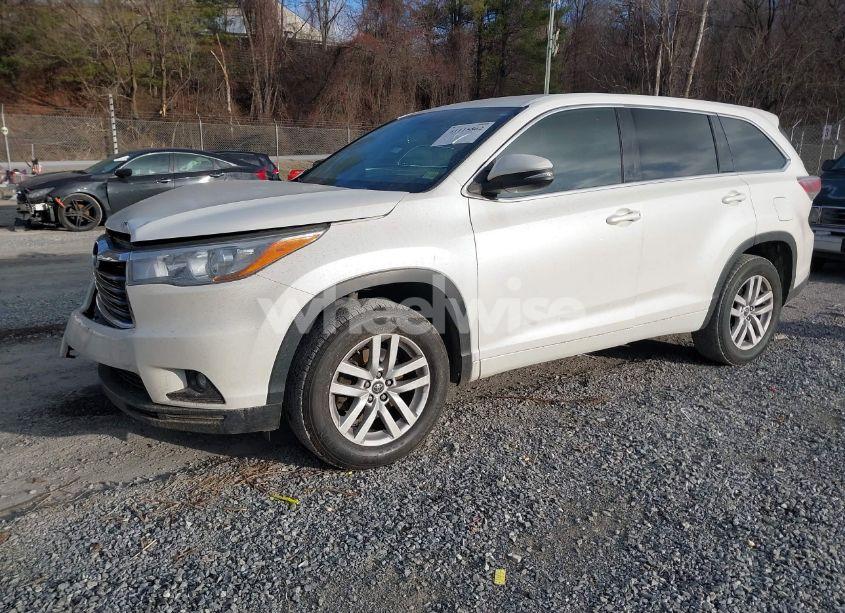 Photo 2 of 2016 Toyota Highlander LE V6 (VIN 5TDZKRFH0GS154945)