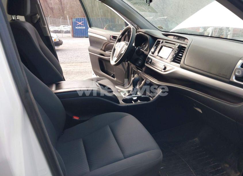 Photo 5 of 2016 Toyota Highlander LE V6 (VIN 5TDZKRFH0GS154945)