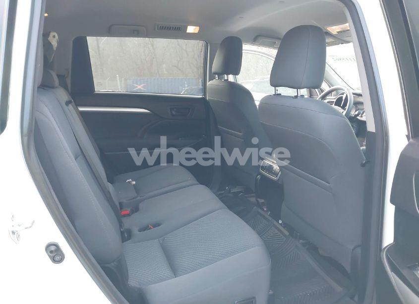 Photo 8 of 2016 Toyota Highlander LE V6 (VIN 5TDZKRFH0GS154945)