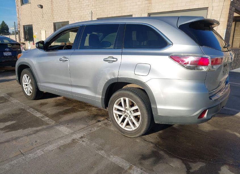 Photo 3 of 2015 Toyota Highlander LE V6 (VIN 5TDZKRFH1FS069353)