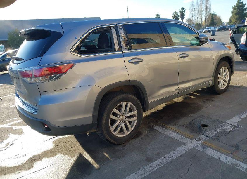 Photo 4 of 2015 Toyota Highlander LE V6 (VIN 5TDZKRFH1FS069353)