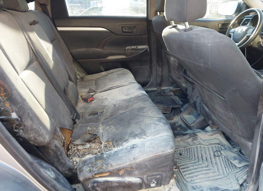 Photo 8 of 2015 Toyota Highlander LE V6 (VIN 5TDZKRFH1FS069353)