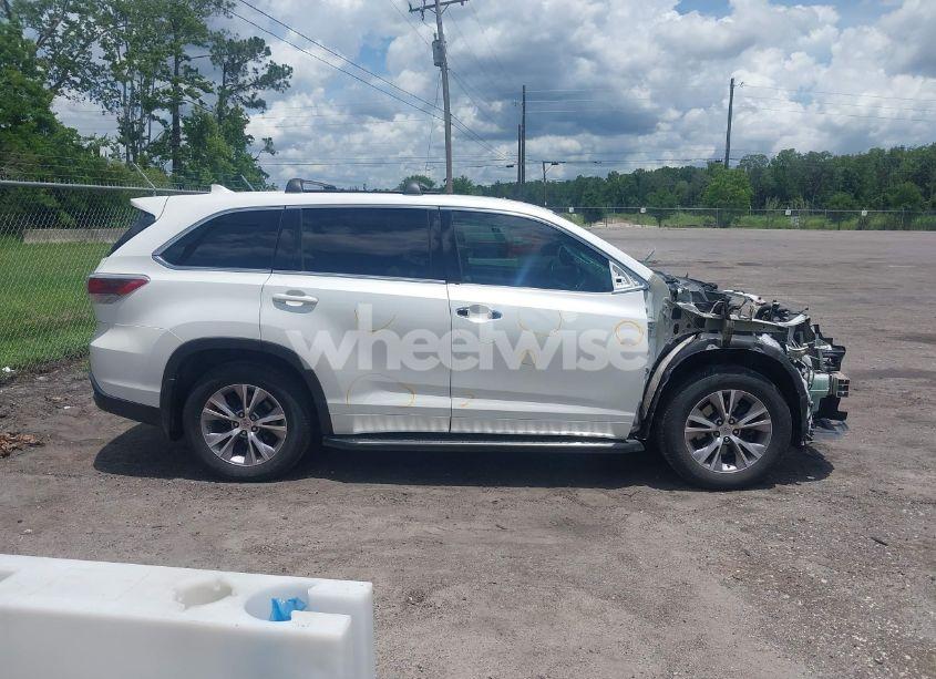 Photo 14 of 2015 Toyota Highlander LE PLUS V6 (VIN 5TDZKRFH1FS078571)