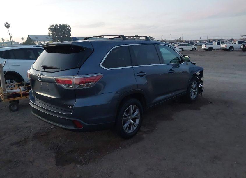 Photo 4 of 2015 Toyota Highlander LE PLUS V6 (VIN 5TDZKRFH1FS084970)