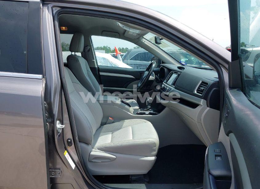 Photo 5 of 2016 Toyota Highlander LE PLUS V6 (VIN 5TDZKRFH1GS185041)