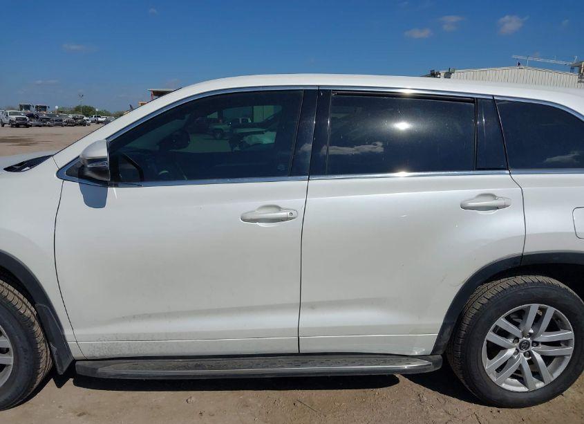 Photo 14 of 2016 Toyota Highlander LE V6 (VIN 5TDZKRFH2GS177062)