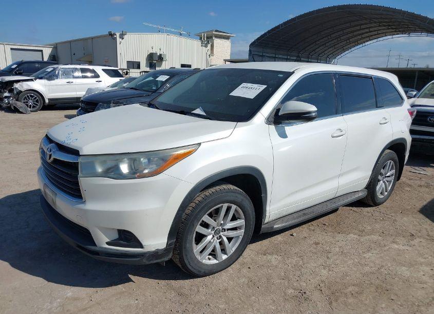 Photo 2 of 2016 Toyota Highlander LE V6 (VIN 5TDZKRFH2GS177062)
