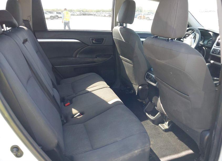 Photo 8 of 2016 Toyota Highlander LE V6 (VIN 5TDZKRFH2GS177062)