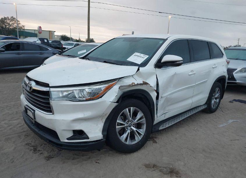 Photo 2 of 2016 Toyota Highlander LE PLUS V6 (VIN 5TDZKRFH3GS182822)