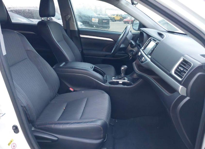 Photo 5 of 2016 Toyota Highlander LE PLUS V6 (VIN 5TDZKRFH3GS182822)