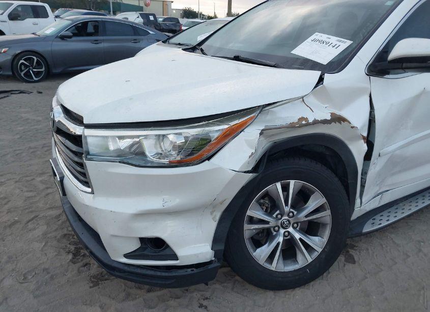 Photo 6 of 2016 Toyota Highlander LE PLUS V6 (VIN 5TDZKRFH3GS182822)