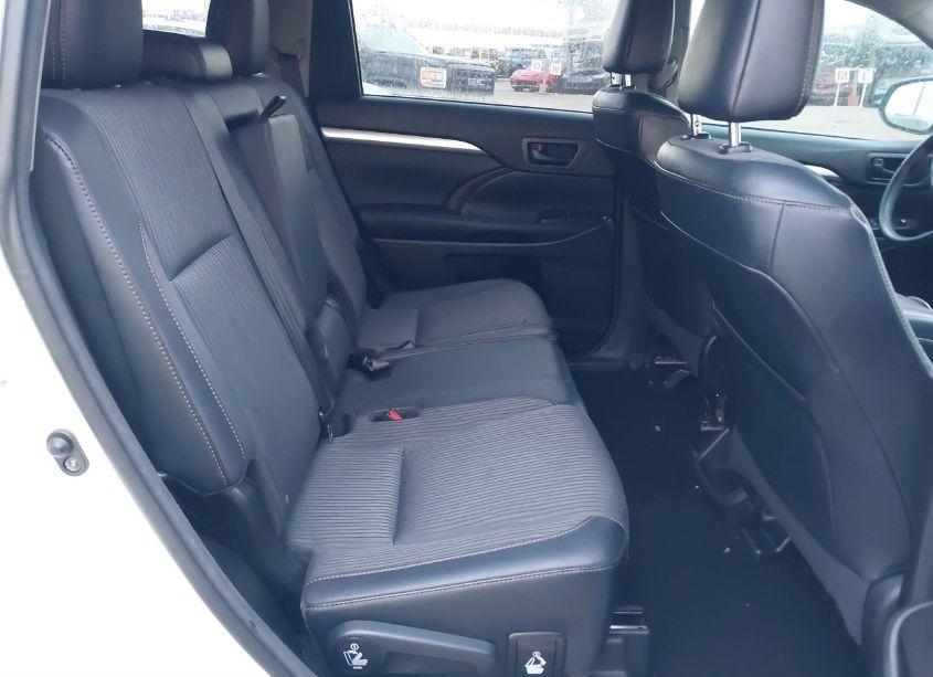 Photo 8 of 2016 Toyota Highlander LE PLUS V6 (VIN 5TDZKRFH3GS182822)