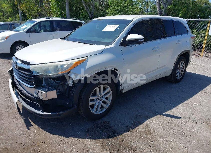 Photo 2 of 2016 Toyota Highlander LE V6 (VIN 5TDZKRFH4GS127117)