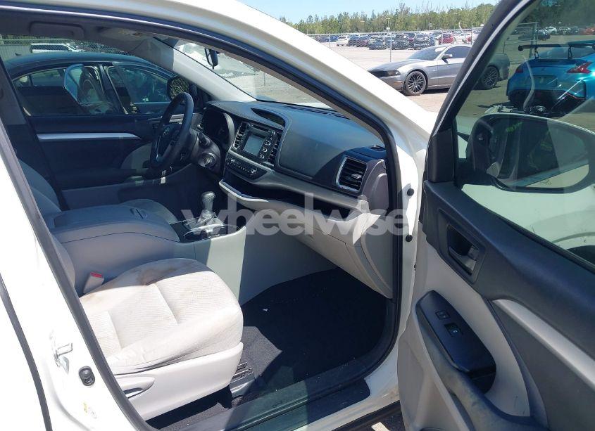 Photo 5 of 2016 Toyota Highlander LE V6 (VIN 5TDZKRFH4GS127117)