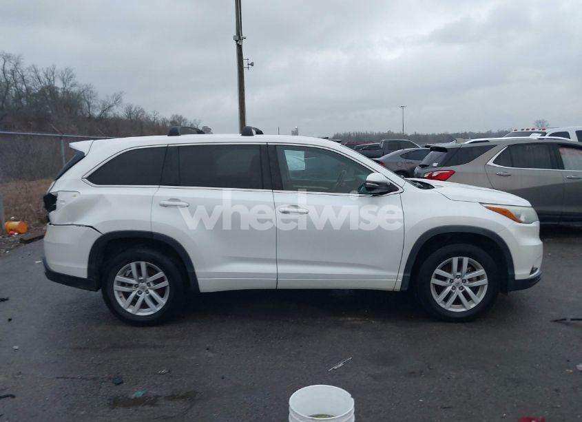 Photo 13 of 2015 Toyota Highlander LE V6 (VIN 5TDZKRFH5FS092733)