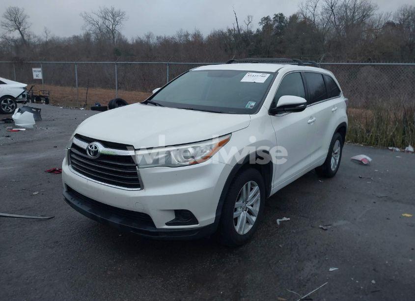 Photo 2 of 2015 Toyota Highlander LE V6 (VIN 5TDZKRFH5FS092733)