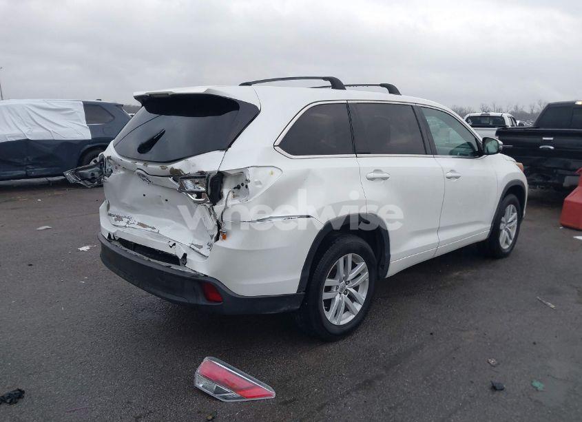 Photo 4 of 2015 Toyota Highlander LE V6 (VIN 5TDZKRFH5FS092733)