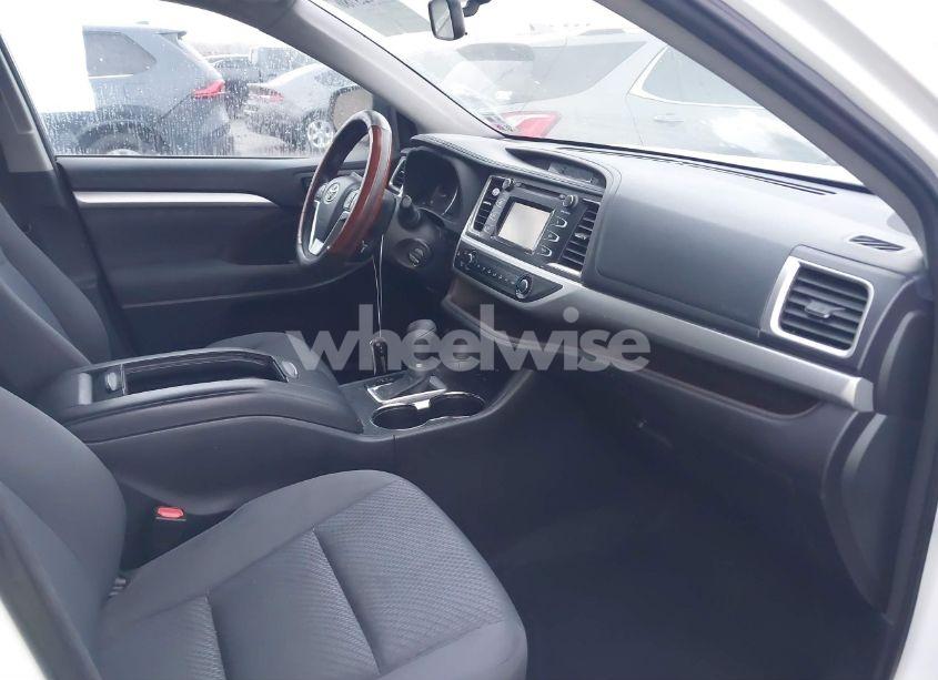 Photo 5 of 2015 Toyota Highlander LE V6 (VIN 5TDZKRFH5FS092733)